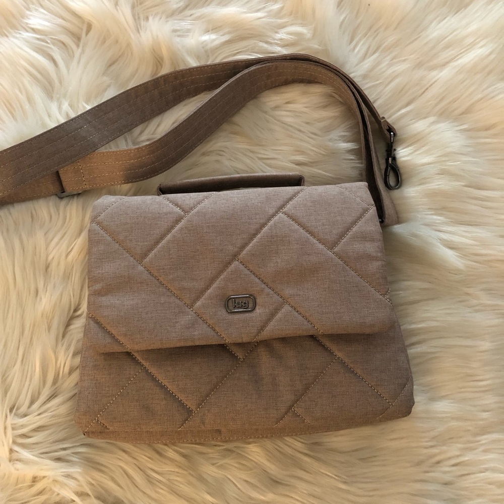 Lug Pliรฉ tan quilted handbag with crossbody strap